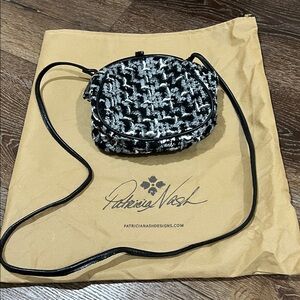 Patricia Nash Silvia frame Crossbody Bag in Black and White